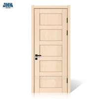 Tür aus massivem Holz mit fünf Paneelen und weißer Grundierung